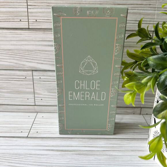 NEW Chloe Emerald Professional Cold Therapy Ice Roller Skincare Accessory - Picture 2 of 8